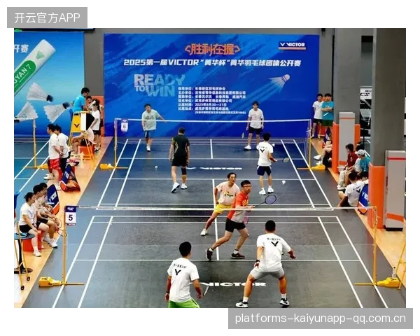 羽毛球高手背身接球大秀震撼全场，技能与艺术的完美融合